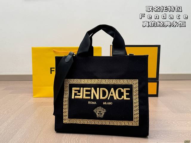 Chanel's new Golden Ball long box bag Chanel's popular Golden Ball series has be