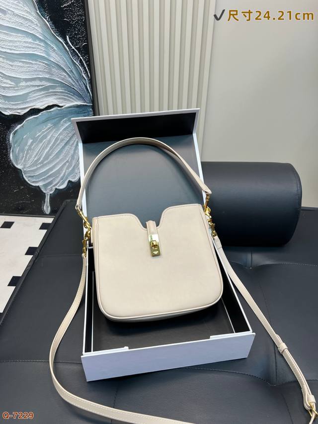 Valentino classic rivet style, the latest series of the highest version, perfect