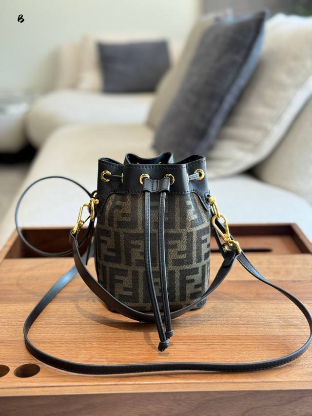 factory price P, new Louis Vuitton Lv model, classic old flower surface, sheepsk