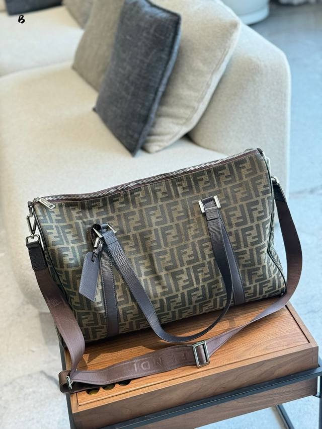 Miumiu 25Ss New Arrival~Miu's 2025 catwalk new retro and distressed Forrest Gand