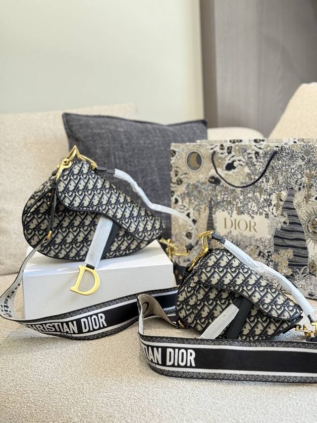 Miumiu Early Spring New Lightweight Sneakers This pair of sneakers was unveiled