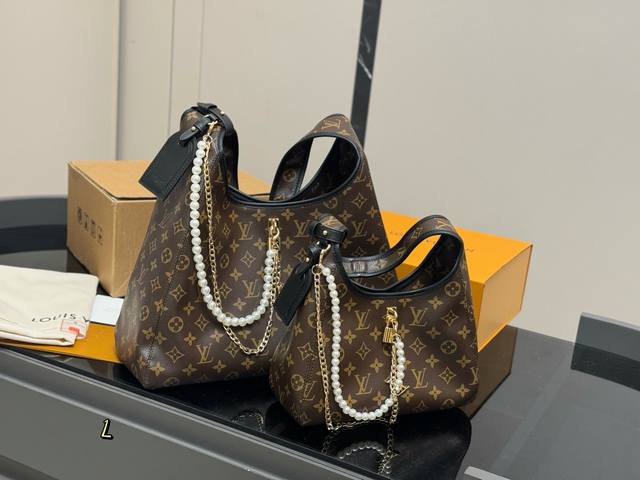 First release of Miumiu autumn and winter new product and the imprint of leather