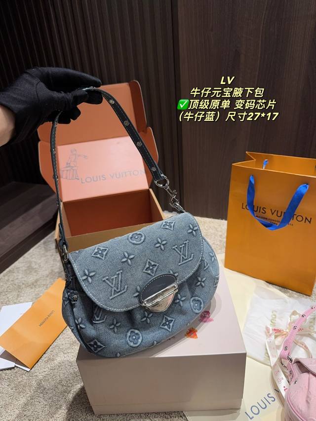 Small style The Row's new small style minimalist sheepskin slippers for spring a