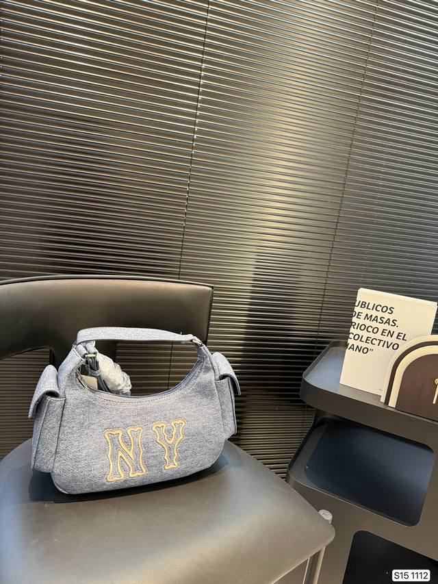 Couple's 2025 latest Lv Trainer series latest sports shoes. The whole pair of sh