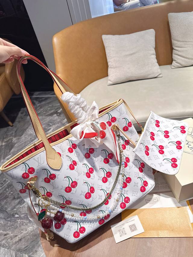 Full poison packaging: one poison card, one poison buckle, one pair of handbags,