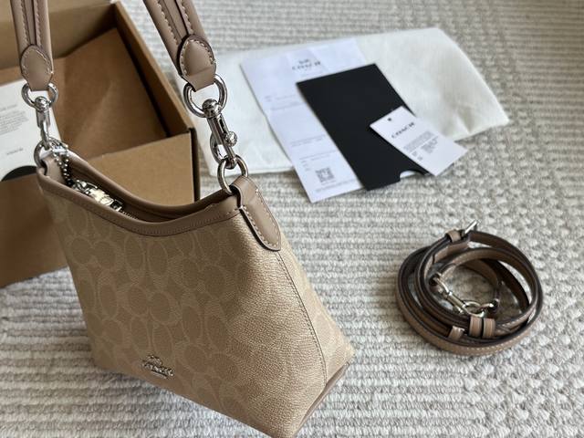 Full poison packaging: one poison card, one poison buckle, one pair of handbags,
