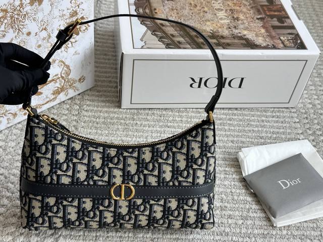 Full poison packaging: one poison card, one poison buckle, one pair of handbags,
