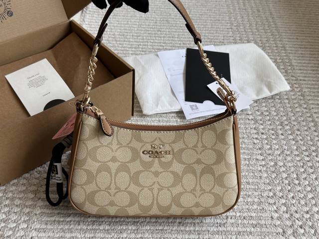 Full poison packaging: one poison card, one poison buckle, one pair of handbags,