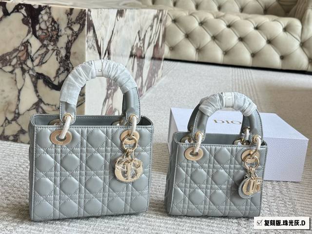 Full poison packaging: one poison card, one poison buckle, one pair of handbags,