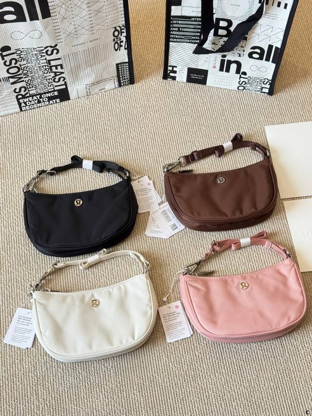 Full poison packaging: one poison card, one poison buckle, one pair of handbags,