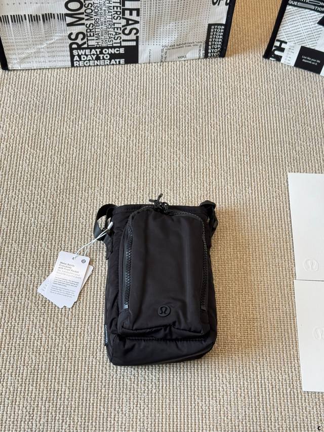Full poison packaging: one poison card, one poison buckle, one pair of handbags,