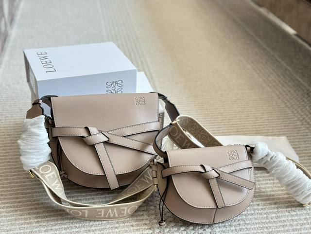 Available on Burberry official website counters simultaneously, original single