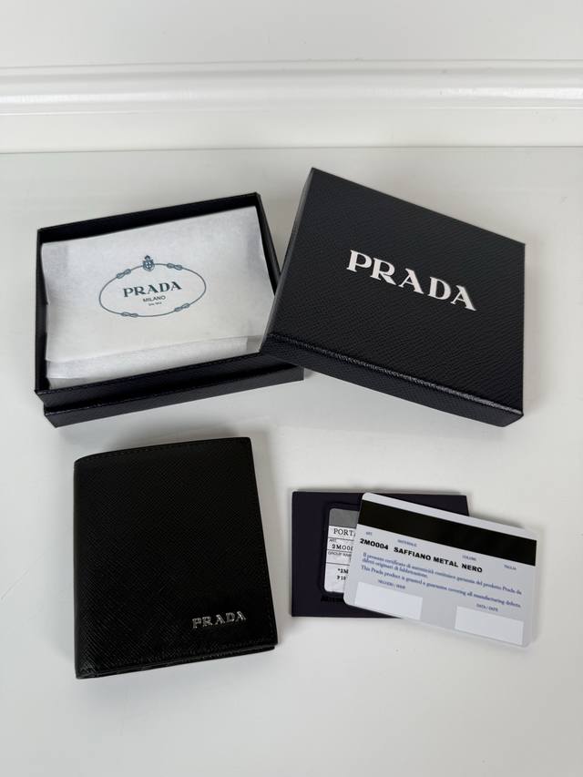 P's unisex short wallet, black model 2Mo004 cross-grain cowhide, eight card slot