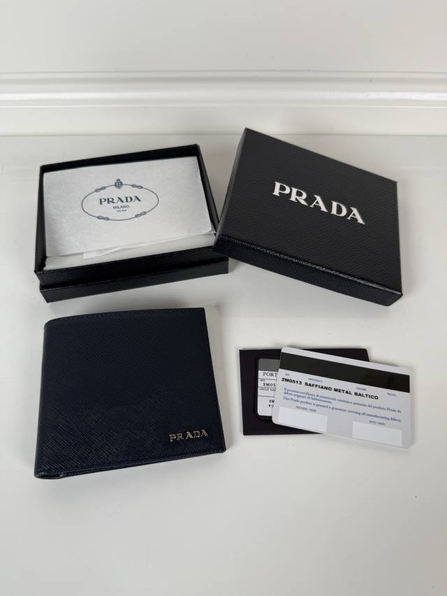 P men's short wallet, dark blue, model 513, made of cross-grained cowhide, eight