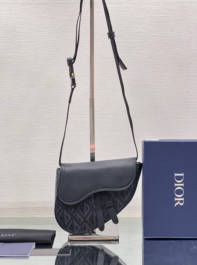 6.18 promotion, Saddle original quality, support return This Saddle bag features