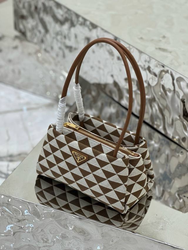 Special price, no refund or exchange Size: Length 25X Height 13.5X Bottom 13Cm S