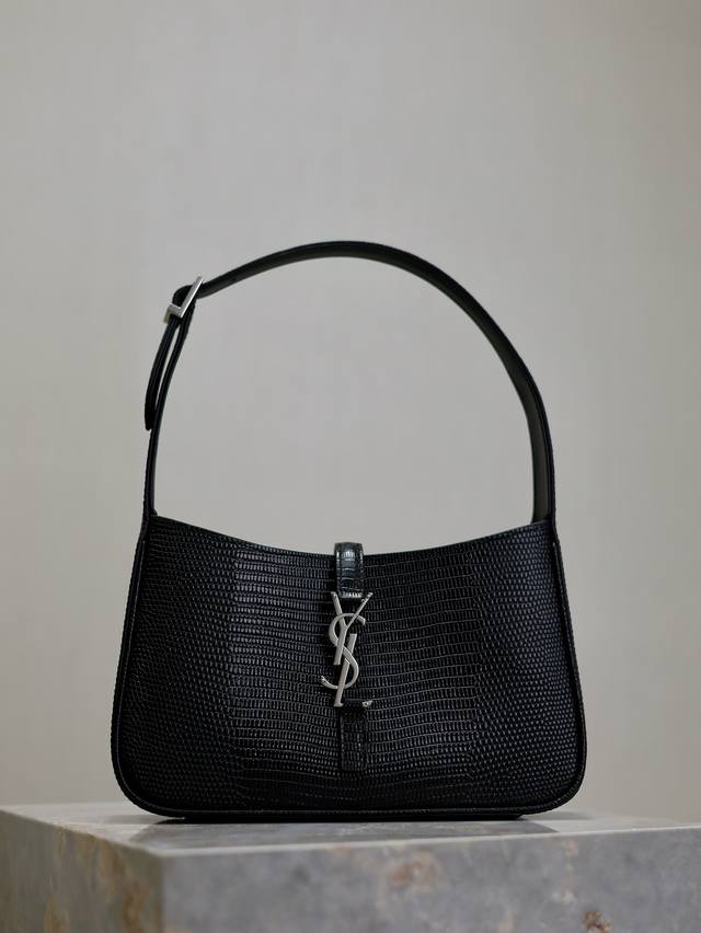 Special offer Black lizard pattern silver buckle Original leather Underarm bag L