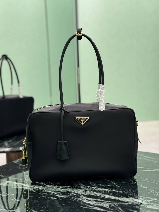 New Lock Bag Large Size This Tessuto Tocker handbag is crisp and compact, made o