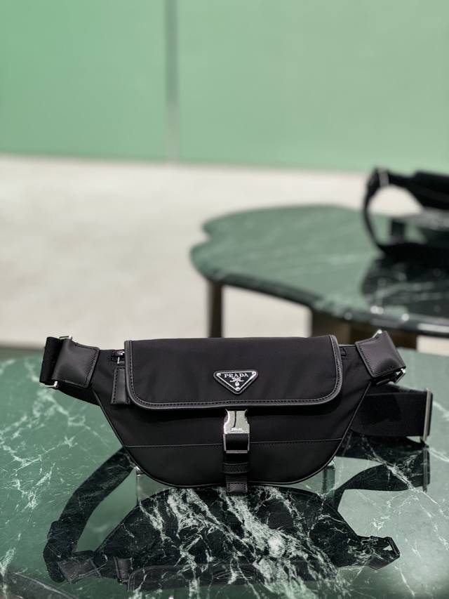 Men's chest bag This versatile and fashionable shoulder bag is made of imported