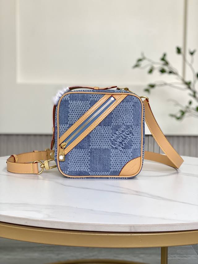 Big Sale Brand new bag no returns 40706 24 X 24 X 8 cm Length X Height X Width D