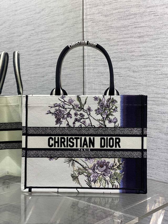 Original factory with full set of original packaging Medium size in stock Tote l