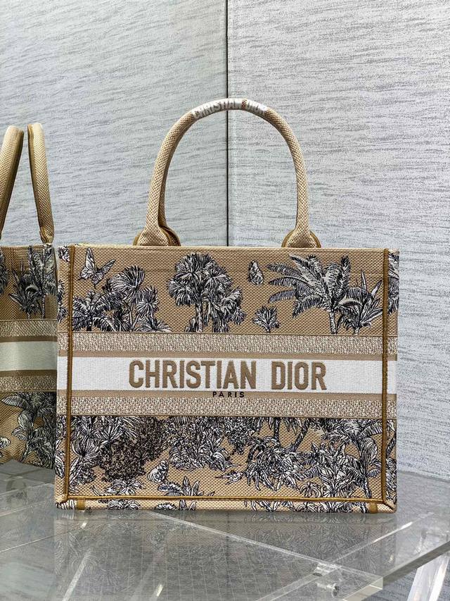 Original factory with full set of original packaging Medium size in stock Tote l