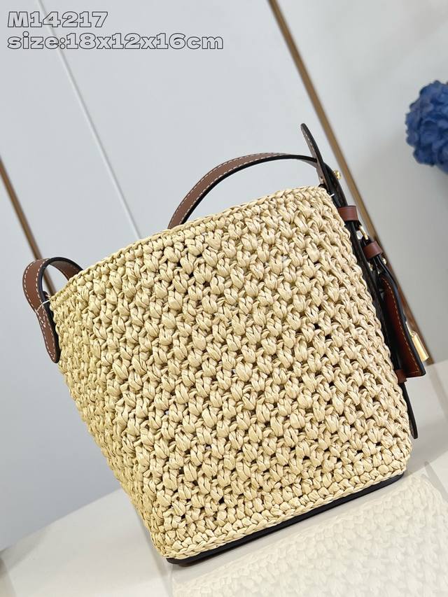 Factory Price P Top Original M14217 This All In Bb handbag interprets the holida
