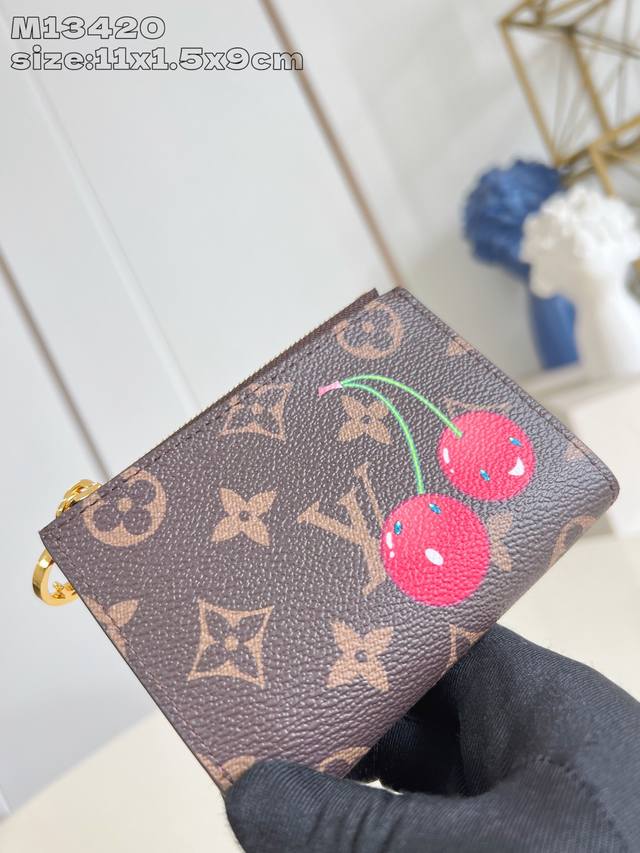 Factory Price P Top Original M13420 This Lisa wallet is from the Louis Vuitton x