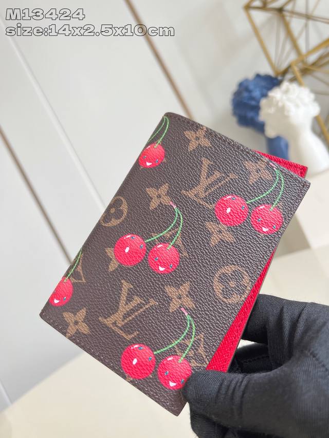 Factory Price P Top Original M13424 This passport holder is from the Louis Vuitt