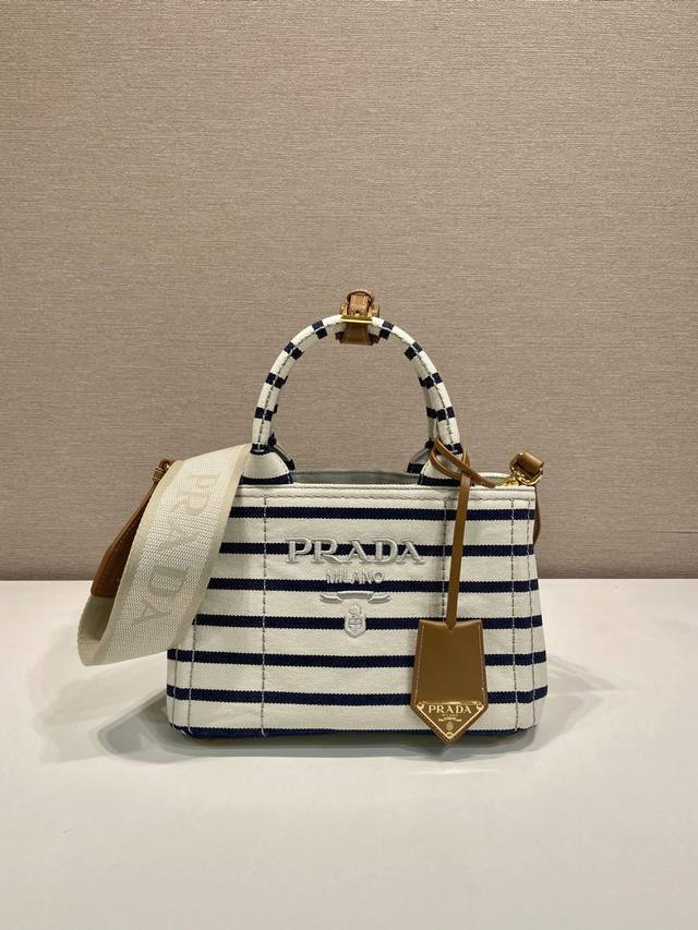 with counter packaging New handbag 1Ba038 This mini handbag is inspired by the t