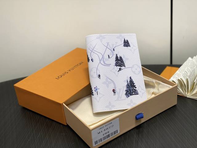 Factory Price P Top Original M14872 White Holiday Series Passport Holder New Pas