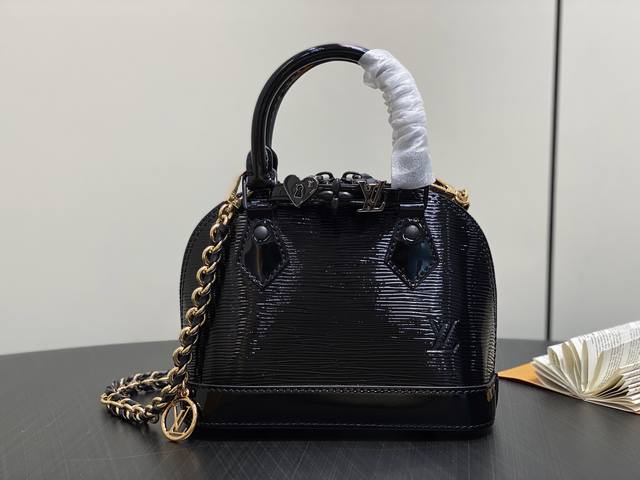 Factory Price P Top Original M14339 Black Patent Leather Chain Water Ripple Shel