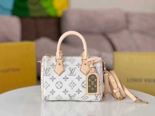 Variable Chip All Steel Hardware Model: M24709 White Pillow Bag This Speedy Band