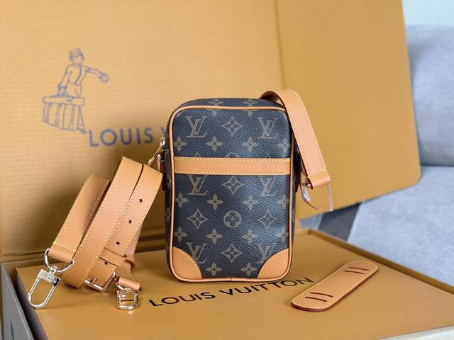 Model: M14013 The Danube crossbody bag is made of cowhide leather, reminiscent o