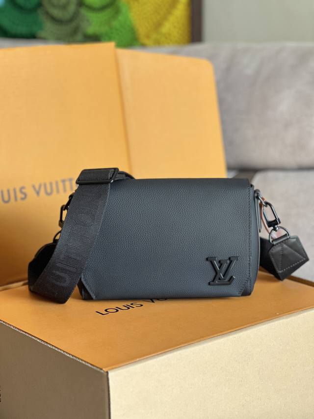 All-steel hardware coding chip model M24769 Black Small Messenger This Takeoff s