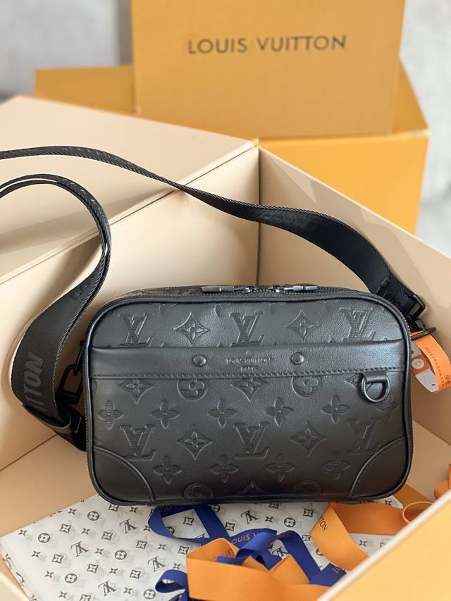Large size Original hardware model: M46955 Embossed messenger bag This Alpha mes
