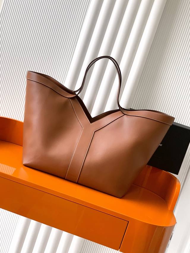 P Exclusive background brown plain ancient gold Y's new fine grain leather tote