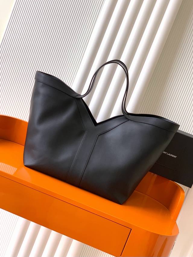 P Exclusive background black plain ancient gold Y's new fine grain leather tote