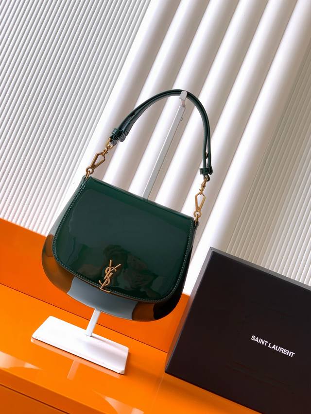 P Exclusive background green patent leather gold The new Voltaire underarm saddl