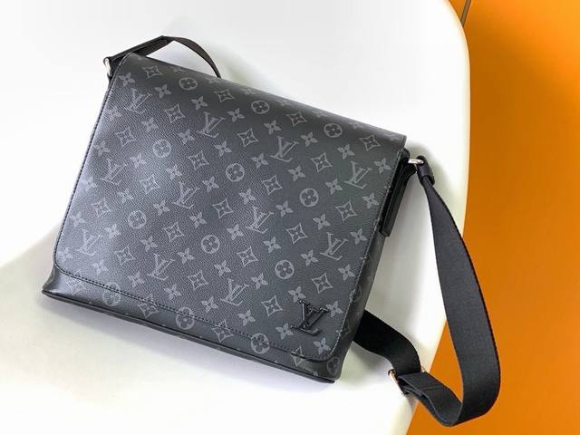 The District medium handbag has a large capacity and multiple pockets to hold A4