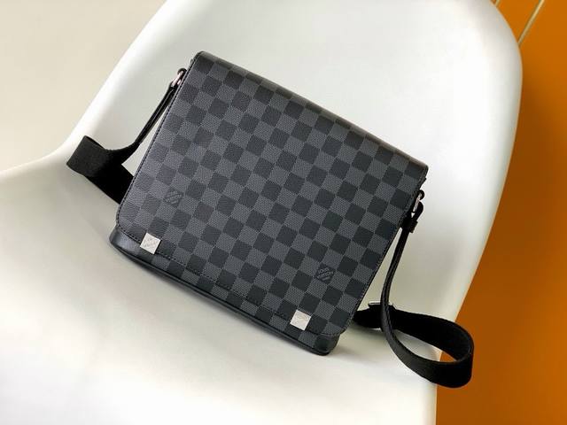 Top original District small N 28 black grid, size 25Cmx22Cmx8Cm, Districtc small