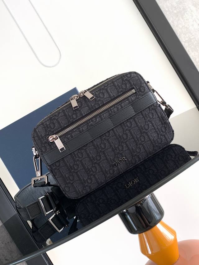 A practical and compact messenger bag for everyday use. Crafted in black Oblique
