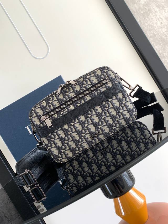 Practical and compact, this Safari messenger bag is the perfect everyday carry-o