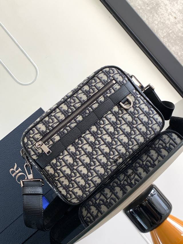 New to the Winter 2023 Men's Collection, this classic Safari bag is spacious and