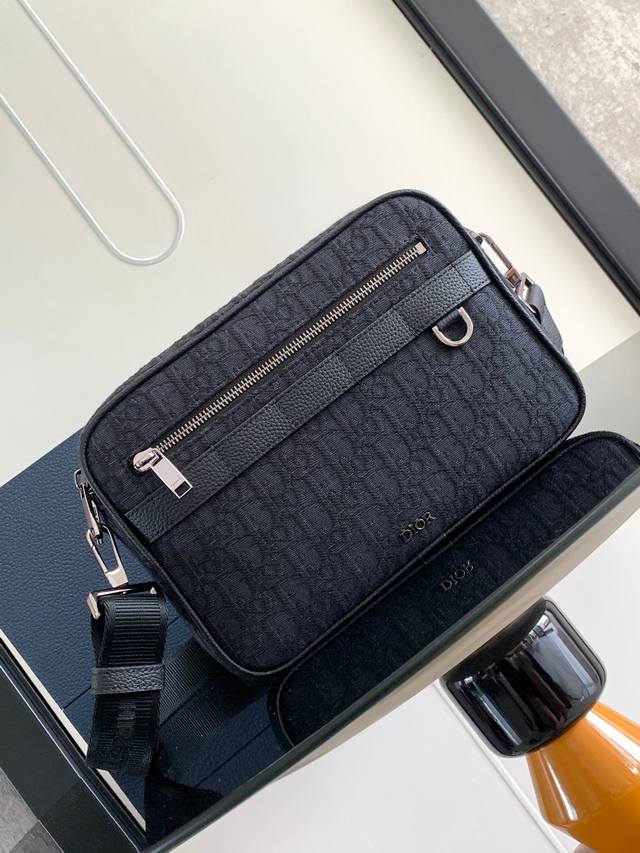 New to the Winter 2023 Men's Collection, this classic Safari bag is spacious and
