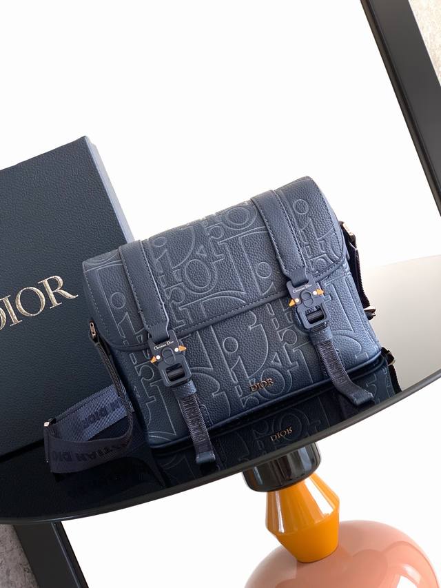The most exclusive version on the market This flap messenger bag highlights Dior