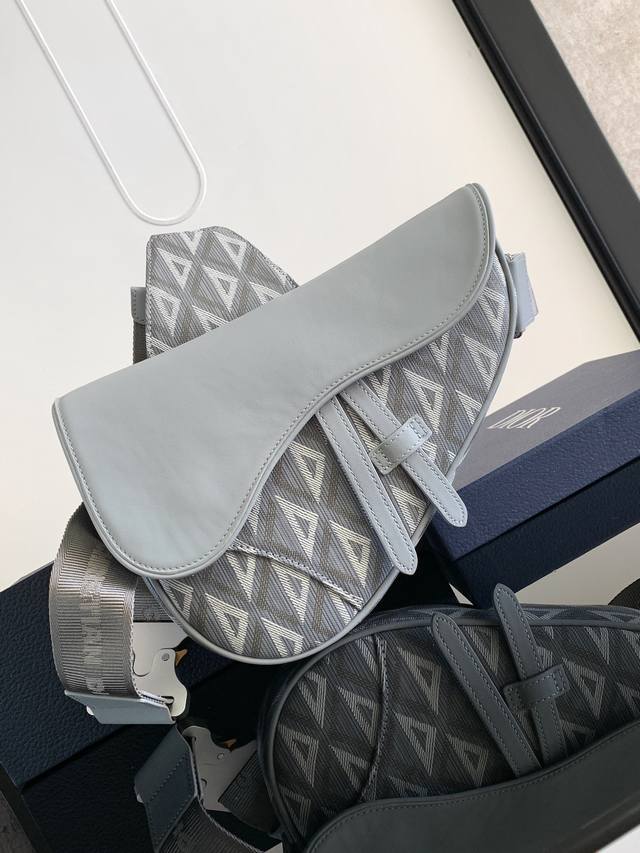 Top Original This saddle bag is a new take on the classic silhouette in Dior Gre