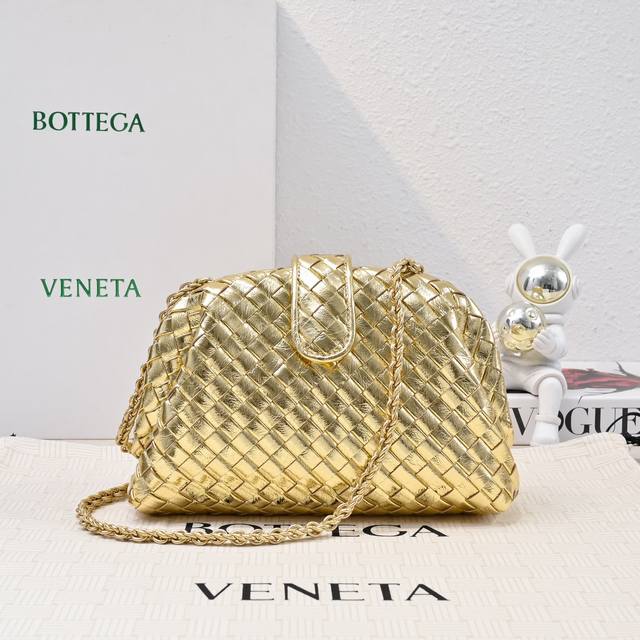 Bottega Veneta's small size Lauren clutch is now available! The small size that