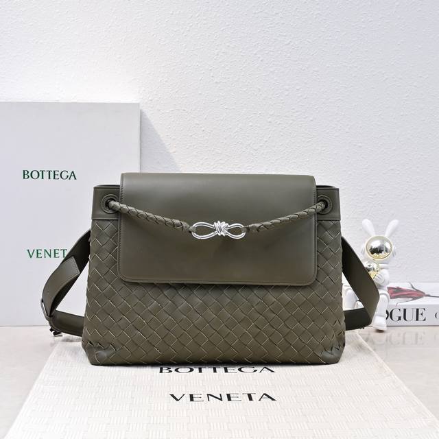 Bv's new Andiamo men's bag can be carried by hand, shoulder or crossbody. It is