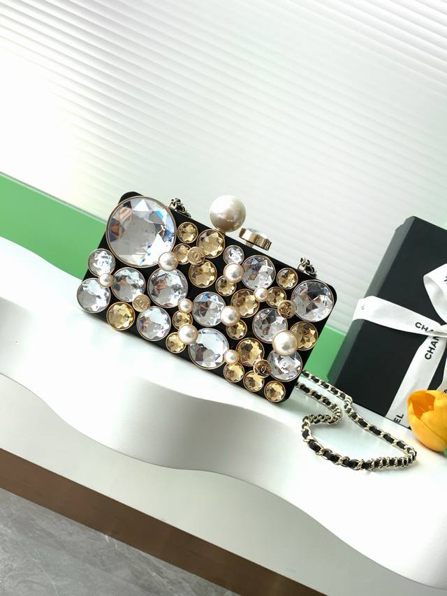 25 A high-end ready-to-wear series diamond box evening bag is exclusively shippe